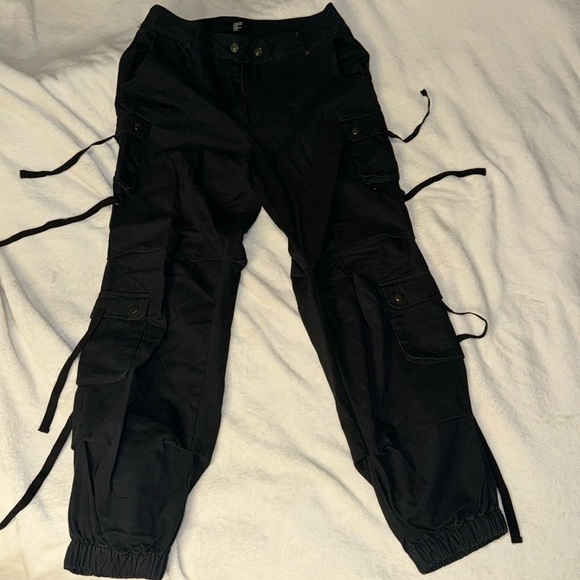 Forever 21  Black Cargo Pants high rise - Picture 1 of 5